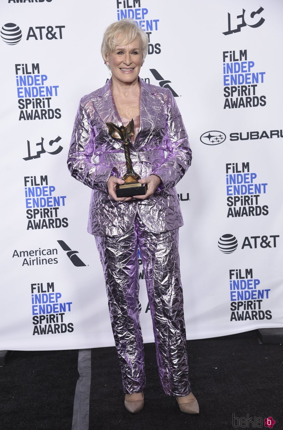 Glenn Close con su galardón en los Spirit Awards 2019