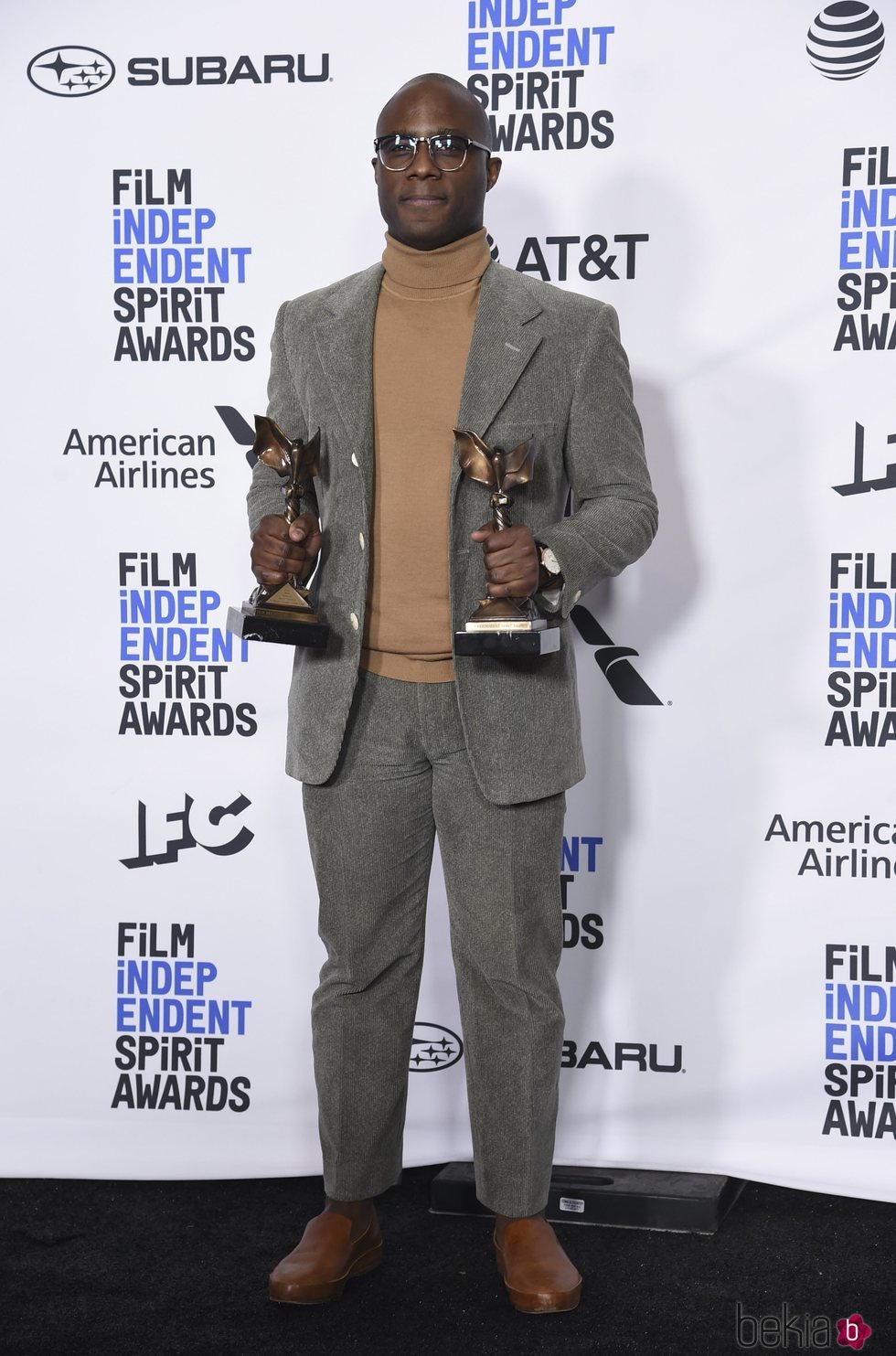 Barry Jenkins con su galardón en los Spirit Awards 2019