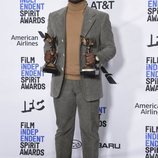 Barry Jenkins con su galardón en los Spirit Awards 2019