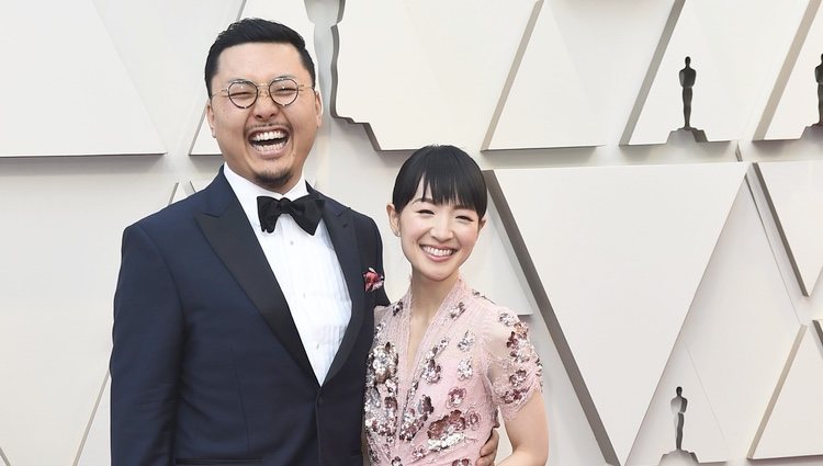 Marie Kondo y Takumi Kawahara en la alfombra roja de los Premios Oscar 2019