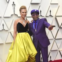Spike Lee y Tonya Lewis Lee en la alfombra roja de los Premios Oscar 2019
