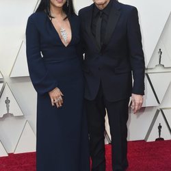 Willem Dafoe y Giada Colagrande en la alfombra roja de los Premios Oscar 2019