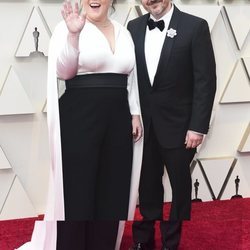 Melissa McCarthy y su marido Ben Falcone en la alfombra roja de los Premios Oscar 2019