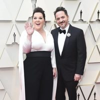 Melissa McCarthy y su marido Ben Falcone en la alfombra roja de los Premios Oscar 2019