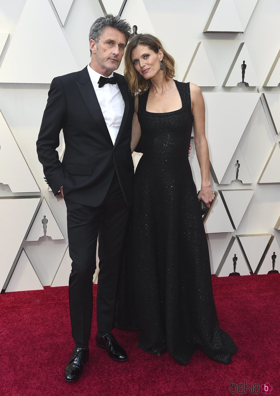 Pawel Pawlikowski y su esposa Malgosia Belaen la alfombra roja de los Premios Oscar 2019