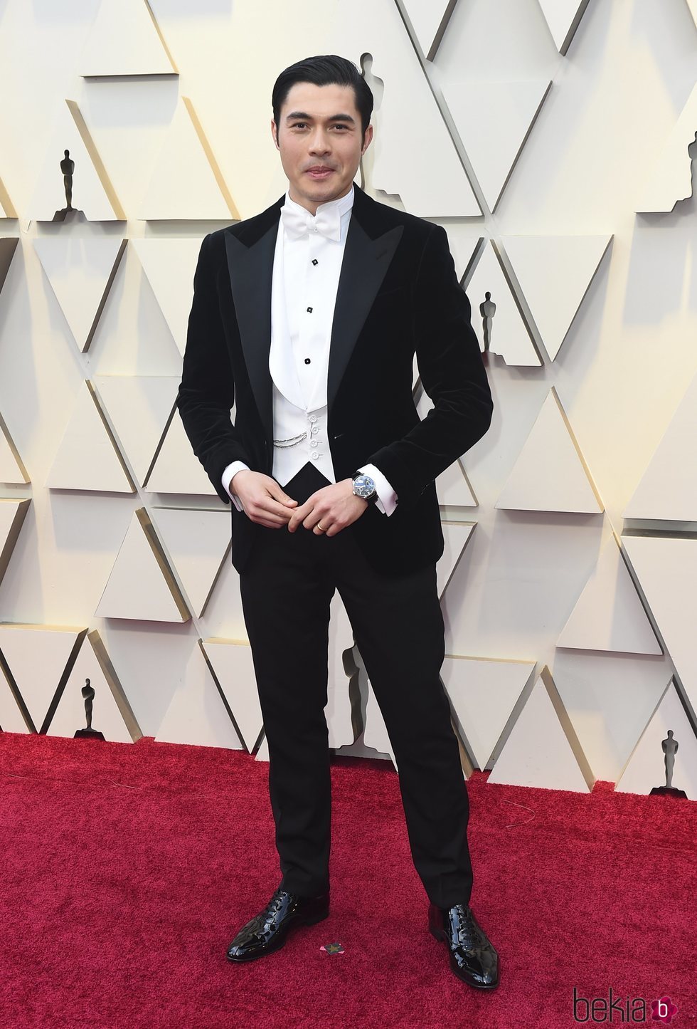 Henry Golding en la alfombra roja de los Premios Oscar 2019