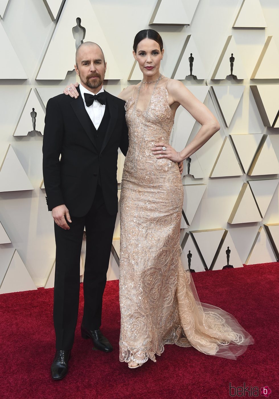 Sam Rockwell y su pareja Leslie Bibb en la alfombra roja de los Premios Oscar 2019