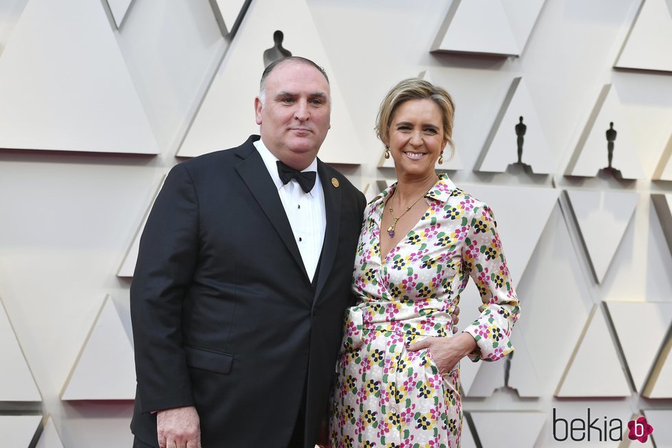 El chef José Andrés y su esposa Patricia Andres en la alfombra roja de los Premios Oscar 2019