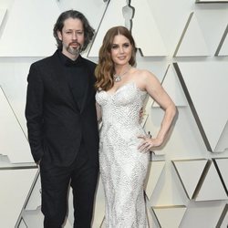 Amy Adams y Darren Le Gallo en la alfombra roja de los Premios Oscar 2019