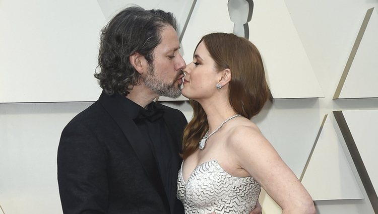 Amy Adams y Darren Le Gallo besándose en la alfombra roja de los Premios Oscar 2019