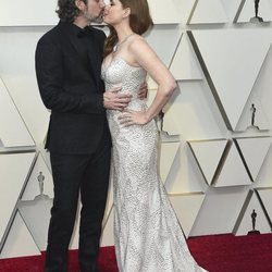 Amy Adams y Darren Le Gallo besándose en la alfombra roja de los Premios Oscar 2019