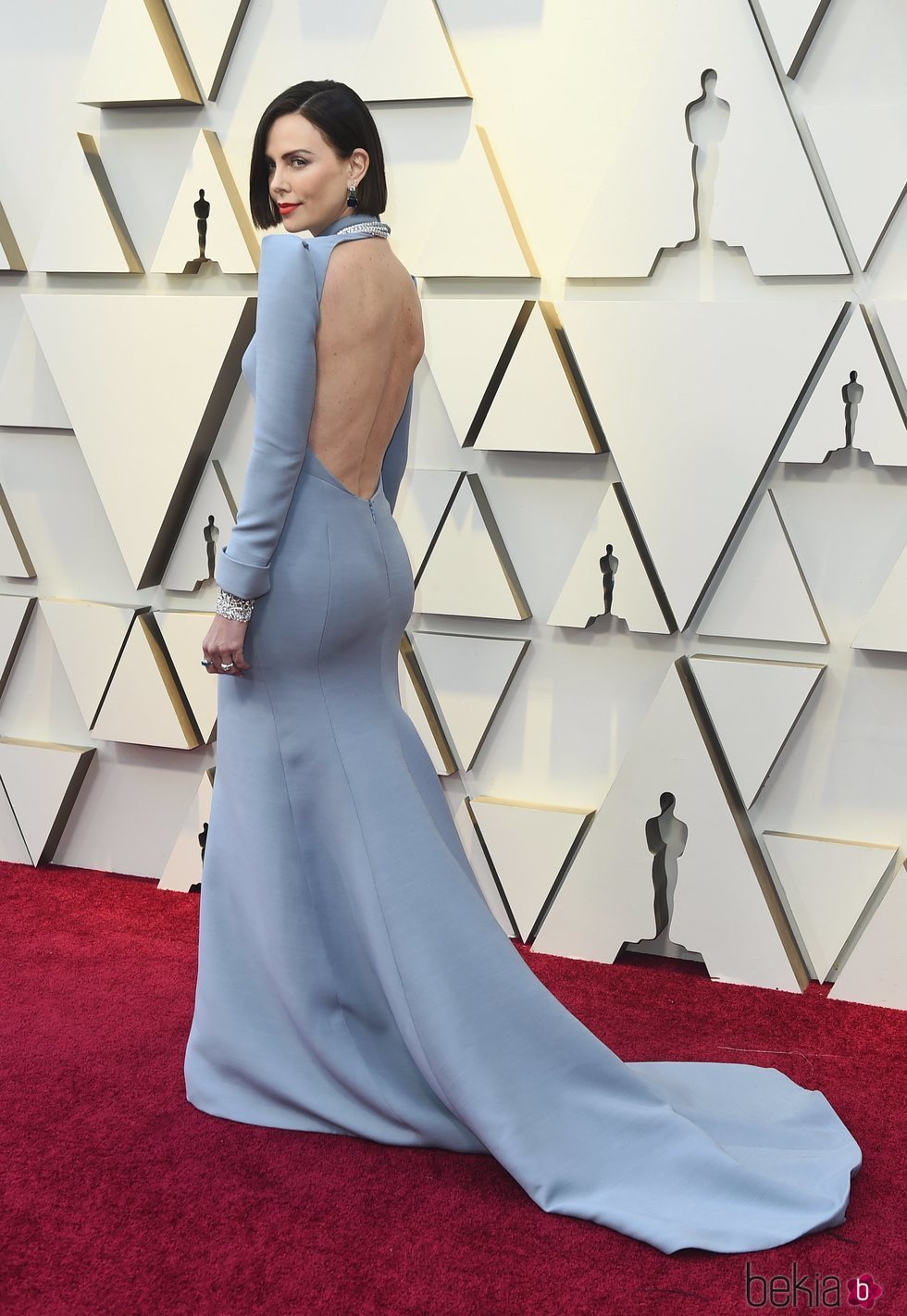 Charlize Theron enseñando su vestido en la alfombra roja de los Premios Oscar 2019