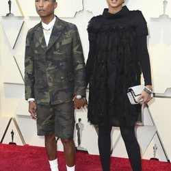 Pharrell Williams y Helen Lasichanh en la alfombra roja de los Premios Oscar 2019