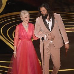 Helen Mirren y Jason Momoa durante la gala de los Premios Oscar 2019