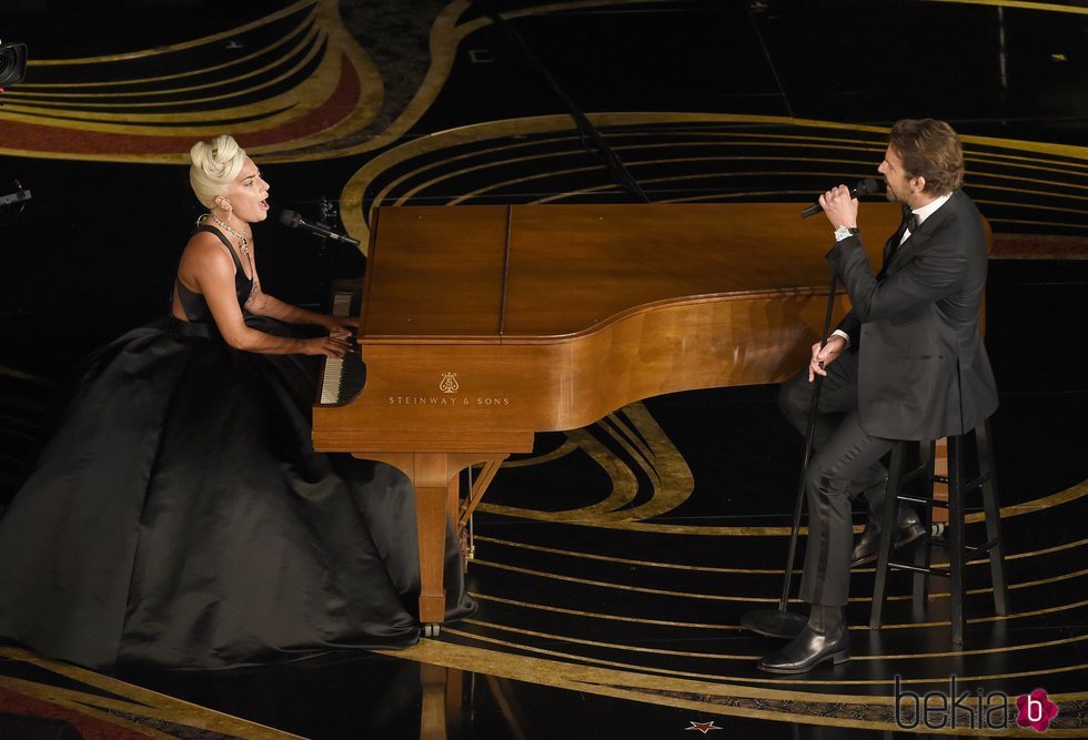 Lady Gaga y Bradley Cooper interpretando 'Shalow' durante la gala de los Premios Oscar 2019