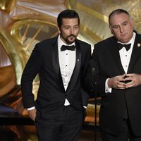 Diego Luna y José Andrés durante la gala de los Premios Oscar 2019