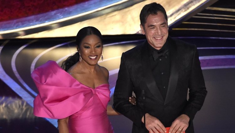 Angela Bassett y Javier Bardem entregando un premio en la gala de los Oscar 2019