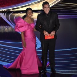 Angela Bassett y Javier Bardem entregando un premio en la gala de los Oscar 2019