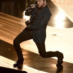 Adam Lambert durante su actuación en los Premios Oscar 2019