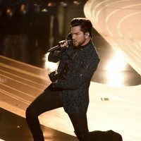 Adam Lambert durante su actuación en los Premios Oscar 2019