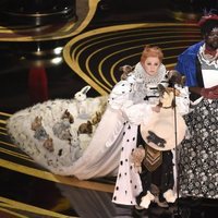 Melissa McCarthy y Brian Tyree Henry entregando un premio en los Oscar 2019