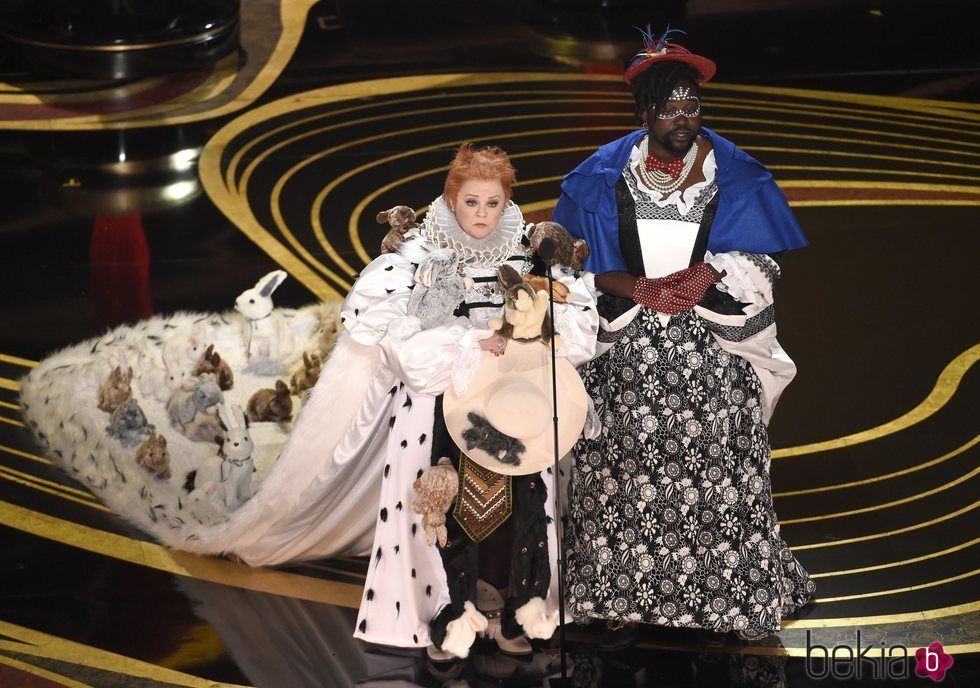 Melissa McCarthy y Brian Tyree Henry entregando un premio en los Oscar 2019