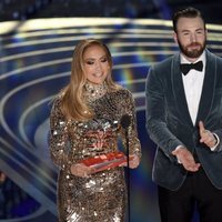 Jennifer Lopez y Chris Evans presentando un galardón en los Premios Oscar 2019