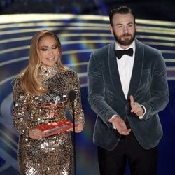 Jennifer Lopez y Chris Evans presentando un galardón en los Premios Oscar 2019