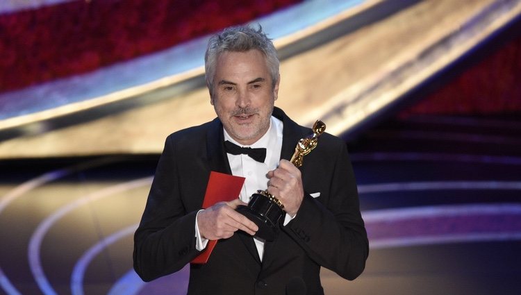 Alfonso Cuarón recogiendo el Oscar 2019 a Mejor película de habla no inglesa por 'Roma'