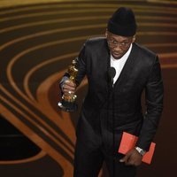 Mahershala Ali recogiendo el Oscar 2019 a Mejor actor de reparto