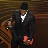 Mahershala Ali recogiendo el Oscar 2019 a Mejor actor de reparto