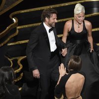 Lady Gaga y Bradley Cooper saliendo del escenario de los Oscar 2019