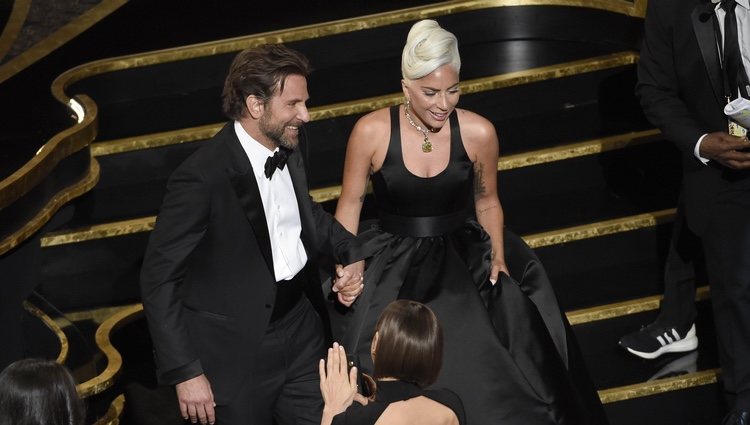 Lady Gaga y Bradley Cooper saliendo del escenario de los Oscar 2019