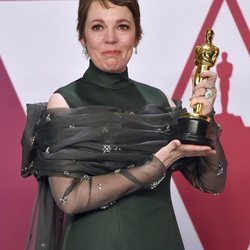 Olivia Colman posando con el premio a Mejor actriz de los Oscar 2019