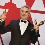 Alfonso Cuarón posando con sus tres estatuillas en los Premios Oscar 2019