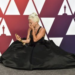 Lady Gaga posando con el Oscar 2019 a Mejor canción por 'Shallow'
