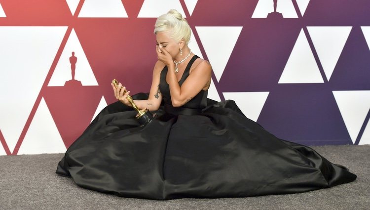 Lady Gaga posando con el Oscar 2019 a Mejor canción por 'Shallow'