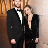 Miley Curys y Lima Hemsworth disfrutando de loa fiesta de Vanity Fair en los Premios Oscar 2019