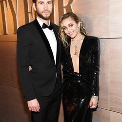 Miley Curys y Lima Hemsworth disfrutando de loa fiesta de Vanity Fair en los Premios Oscar 2019