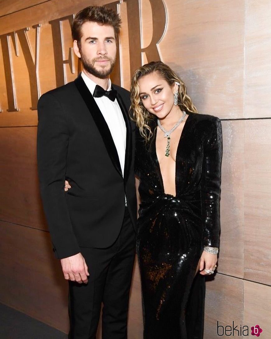 Miley Curys y Lima Hemsworth disfrutando de loa fiesta de Vanity Fair en los Premios Oscar 2019