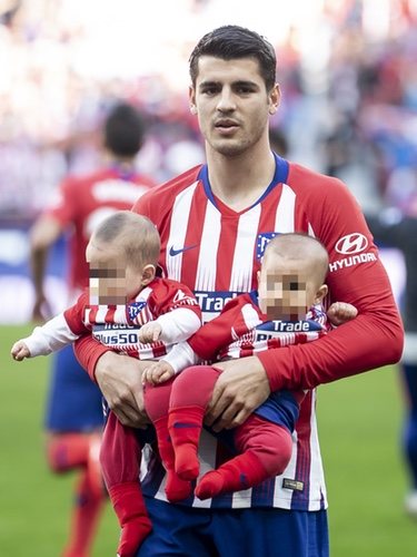 Álvaro Morata con sus hijos Alessandro y Leonardo antes de jugar un partido con el Atlético de Madrid