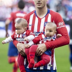Álvaro Morata con sus hijos Alessandro y Leonardo antes de jugar un partido con el Atlético de Madrid