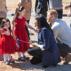 El Príncipe Harry y Meghan Markle con dos niñas en Marruecos