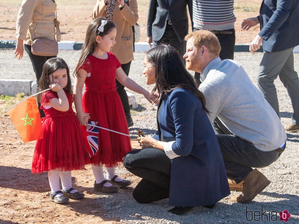 El Príncipe Harry y Meghan Markle con dos niñas en Marruecos
