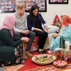El Príncipe Harry y Meghan Markle con dos niñas durante su visita a un hogar de 'Education for All' en Marruecos