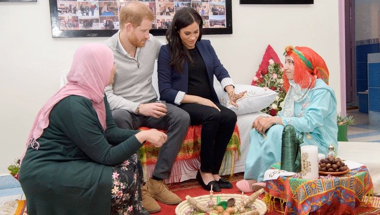 El Príncipe Harry y Meghan Markle con dos niñas durante su visita a un hogar de 'Education for All' en Marruecos