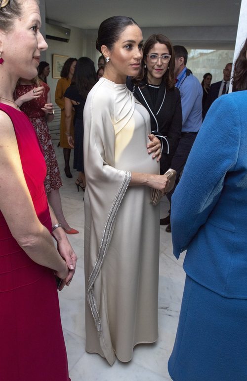 Meghan Markle luce embarazo en la cena ofrecida por el embajador de Reino Unido en Marruecos