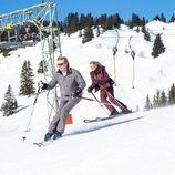 Guillermo Alejandro, Máxima y Amalia de Holanda esquiando en Lech