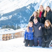 Amalia, Alexia y Ariane de Holanda con sus primos Eloísa, Claus y Leonor de Orange-Nassau en Lech