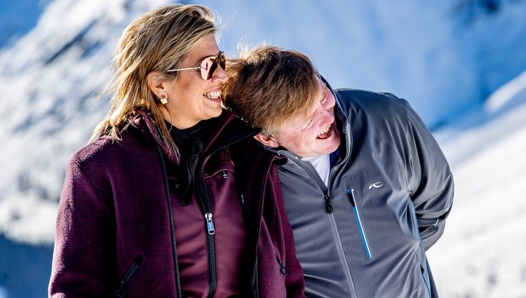 Guillermo Alejandro y Máxima de Holanda ríen divertidos en su posado de invierno en Lech